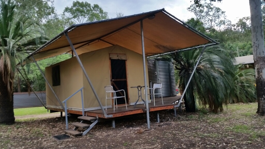 Home for 3 nights - En suite located conveniently in the adjacent corrugated iron tank